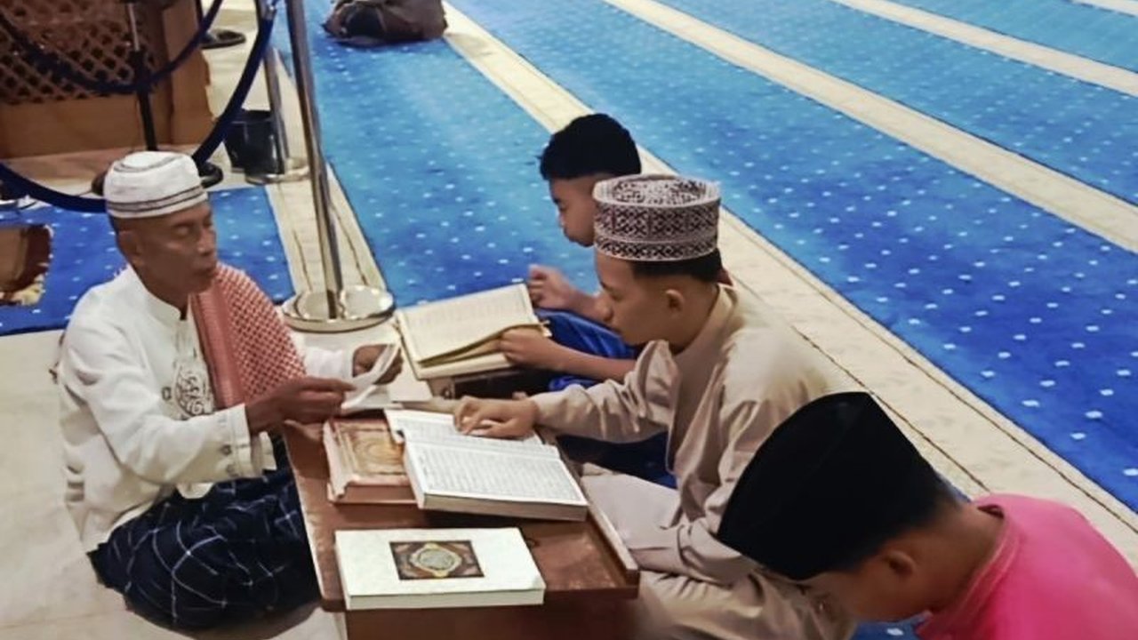 SR 32 Natuna menjadikan pembinaan adab siswa sebagai fokus utama dalam setiap kegiatannya, menyadari pentingnya karakter sebagai fondasi keberhasilan akademik dan kehidupan. Lingkungan asrama mendukung perbaikan adab siswa secara berkelanjutan.