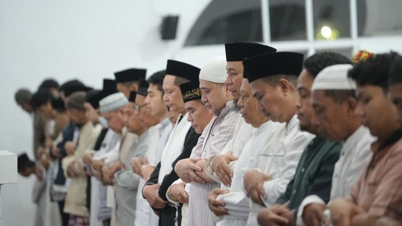 Pemerintah Kota Makassar kembali mengundang ulama terkemuka dari Yaman, Syekh Abdul Aziz Alareqi, untuk memimpin Safari Ramadhan, mempererat silaturahim dan meningkatkan kekhusyukan ibadah di bulan suci.