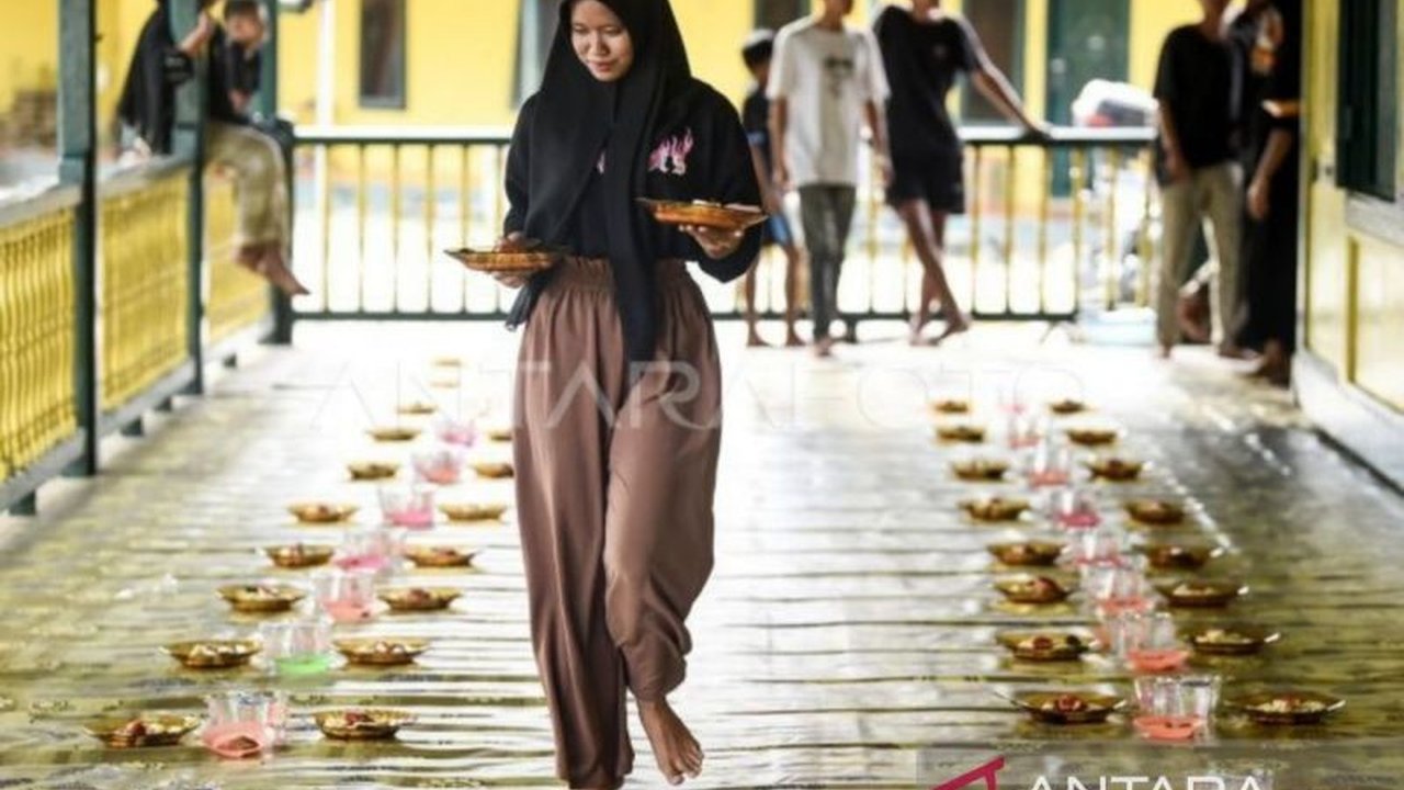 Nikmati kelezatan Bubur Peca, hidangan tradisional khas Samarinda yang diwariskan turun-temurun di Masjid Shiratal Mustaqiem, cocok untuk berbuka puasa dan ramah pencernaan.