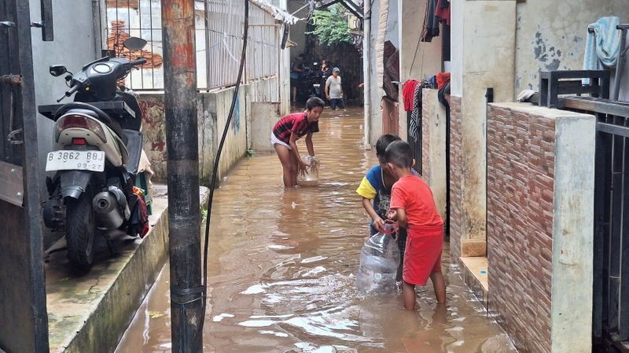 Banjir Cipulir kembali melanda kawasan Kebayoran Lama, Jakarta Selatan, membuat warga tak sempat sahur karena fokus menyelamatkan harta benda. BPBD DKI Jakarta bergerak cepat tangani dampak banjir.