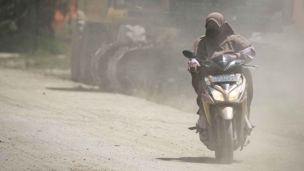 Dinas Kesehatan Aceh Tamiang melaporkan 14.143 kasus ISPA pascabanjir bandang, menyoroti tantangan kesehatan serius di wilayah tersebut dan upaya penanganannya.