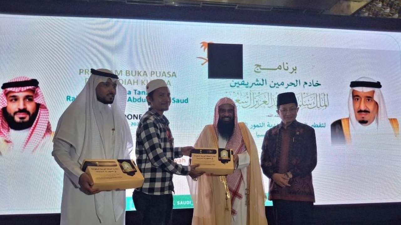 Kedutaan Besar Arab Saudi melalui Atase Agamanya membagikan 2.000 paket bukber di Masjid Istiqlal, Jakarta, sebagai bagian dari program Raja Salman, menyebut Muslim Indonesia sebagai 