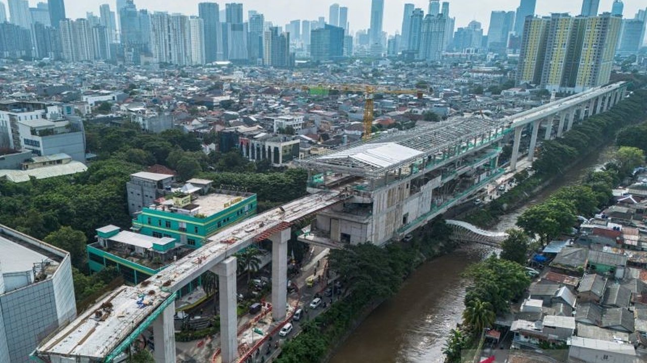 Kualitas udara Jakarta kembali menjadi sorotan setelah menempati posisi ketujuh terburuk di dunia pada Sabtu pagi ini. Pemprov DKI bergerak cepat dengan menyiapkan berbagai strategi untuk mengatasi polusi udara Jakarta.