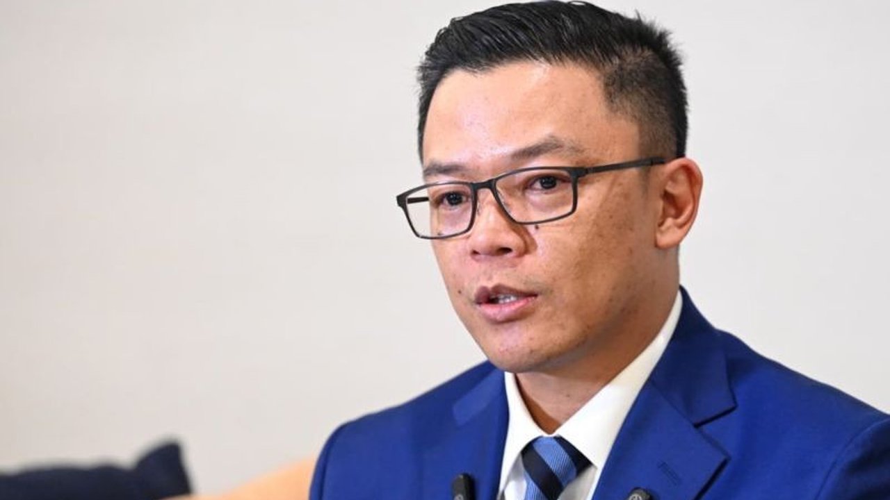 Menteri Luar Negeri Sugiono meluruskan kesalahpahaman terkait Kontribusi Indonesia Board of Peace. Indonesia menjadi anggota tetap bukan dengan membayar iuran 1 miliar dolar AS, melainkan mengirimkan 8.000 pasukan penjaga perdamaian. Simak penjelasan leng