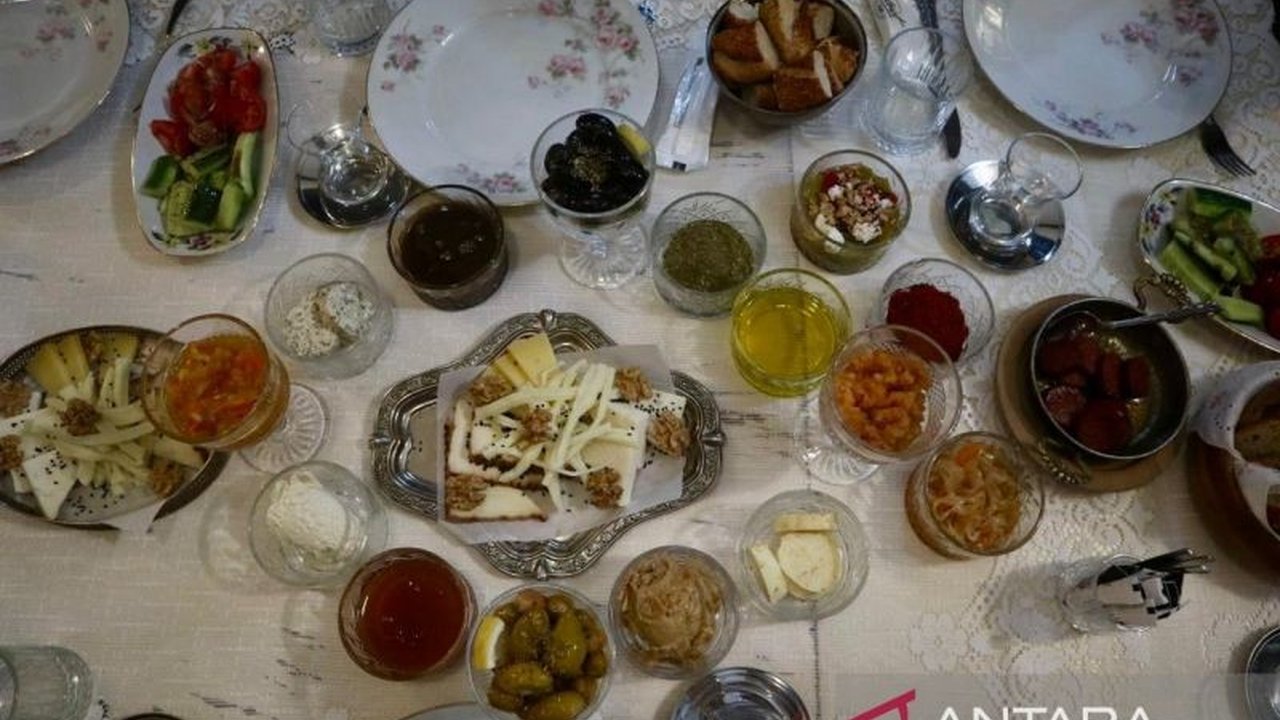 Di tengah hiruk pikuk Istanbul, sebuah kafe di Balat menghidupkan kembali kehangatan sarapan tradisional Turki dengan resep keluarga turun-temurun, menawarkan pengalaman penuh nilai sentimental.