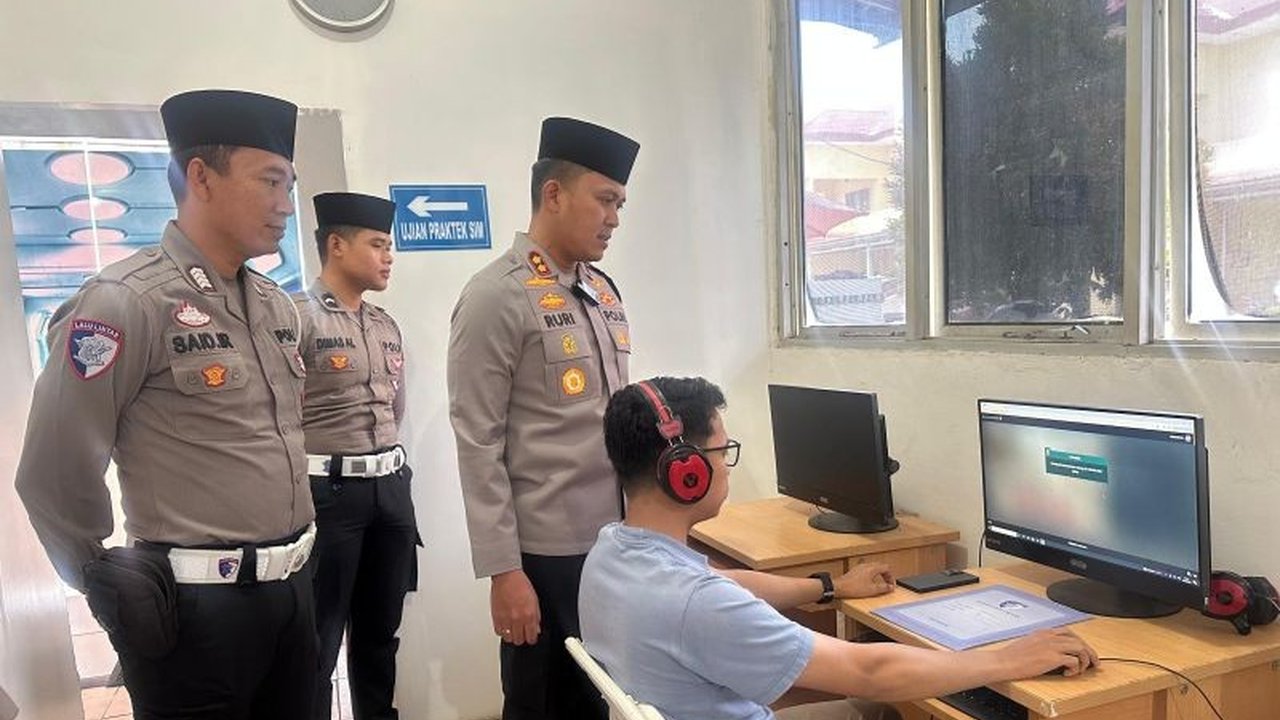 Polres Musi Banyuasin (Muba) menghadirkan nuansa Islami dalam pelayanan publik selama Ramadan 2026, dengan personel mengenakan peci dan kerudung, bertujuan mendekatkan diri pada masyarakat dan meningkatkan spiritualitas.