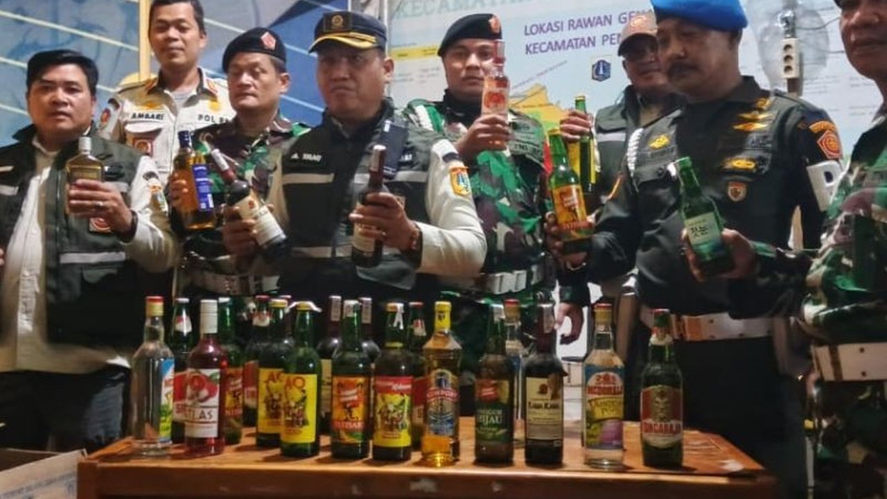 Satpol PP Jakut berhasil sita ratusan botol miras dari pedagang di Penjaringan saat Ramadan 1447 H, menegakkan Perda Ketertiban Umum dan mencegah kerawanan sosial.