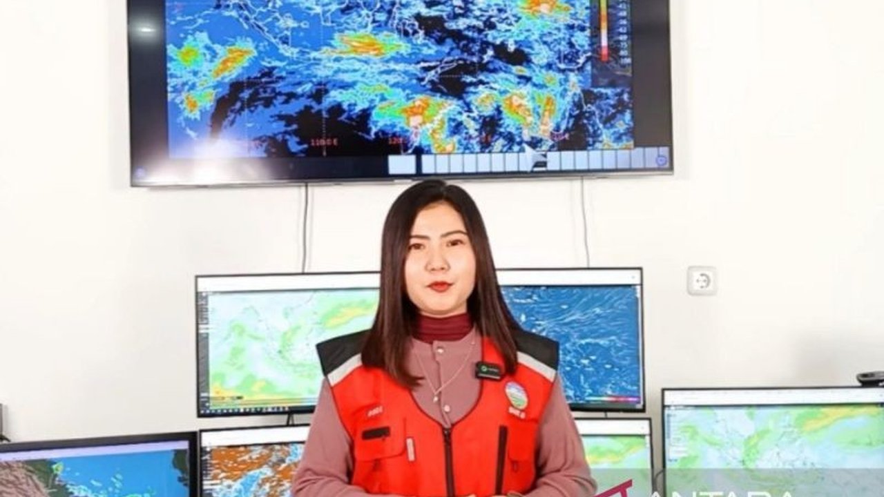 Badan Meteorologi, Klimatologi, dan Geofisika (BMKG) mengeluarkan peringatan dini kepada masyarakat Sumatera Utara untuk mewaspadai potensi banjir dan longsor pada Minggu (22/2) akibat hujan dengan intensitas sedang hingga lebat.