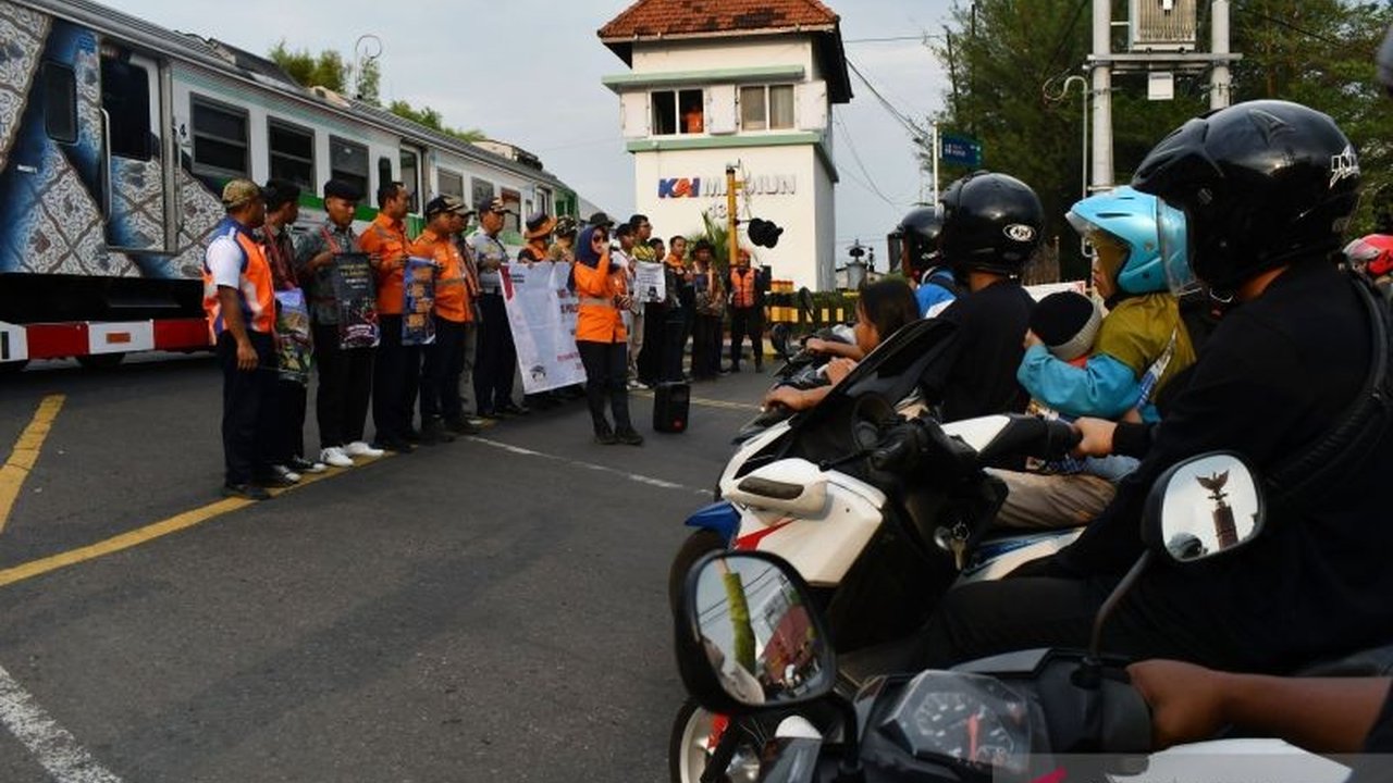 Kecelakaan Kereta Batang menewaskan tiga pelajar yang tengah berswafoto di rel. Simak peringatan PT KAI dan bahaya di balik tragedi memilukan ini.