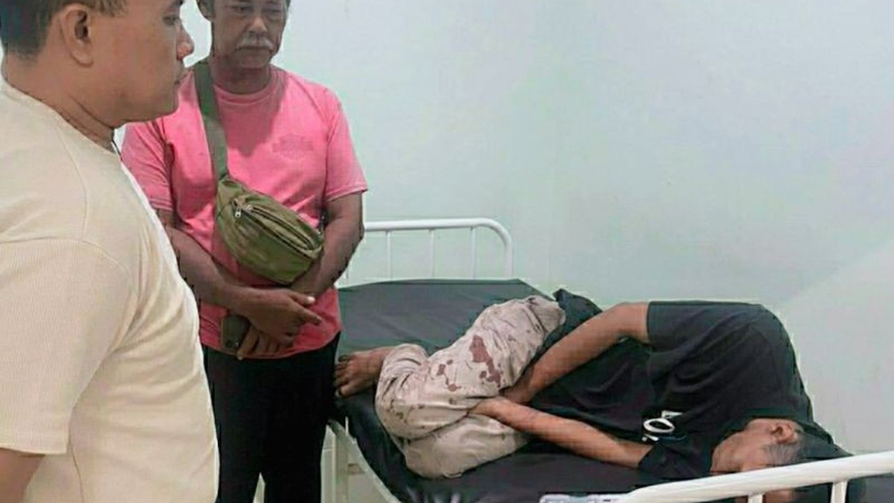 Warga Karawang dihebohkan aksi penyerangan brutal oleh seorang pria diduga ODGJ yang membacok tiga orang menggunakan golok. Simak kronologi dan tindak lanjut kasus ODGJ Karawang serang warga ini.