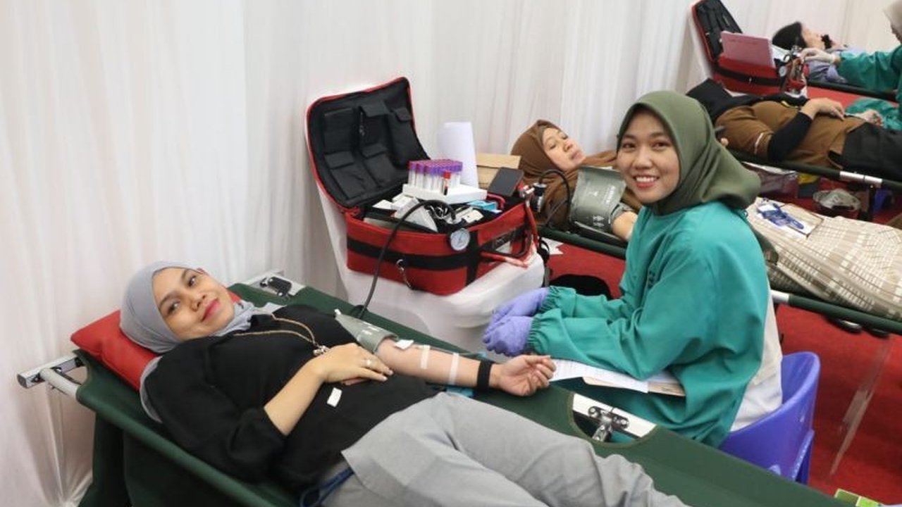 Palang Merah Indonesia (PMI) mengimbau masyarakat untuk tetap melakukan donor darah Ramadhan. Majelis Ulama Indonesia (MUI) memastikan tindakan ini tidak membatalkan puasa, bahkan menjadi amalan saleh yang berpahala besar.