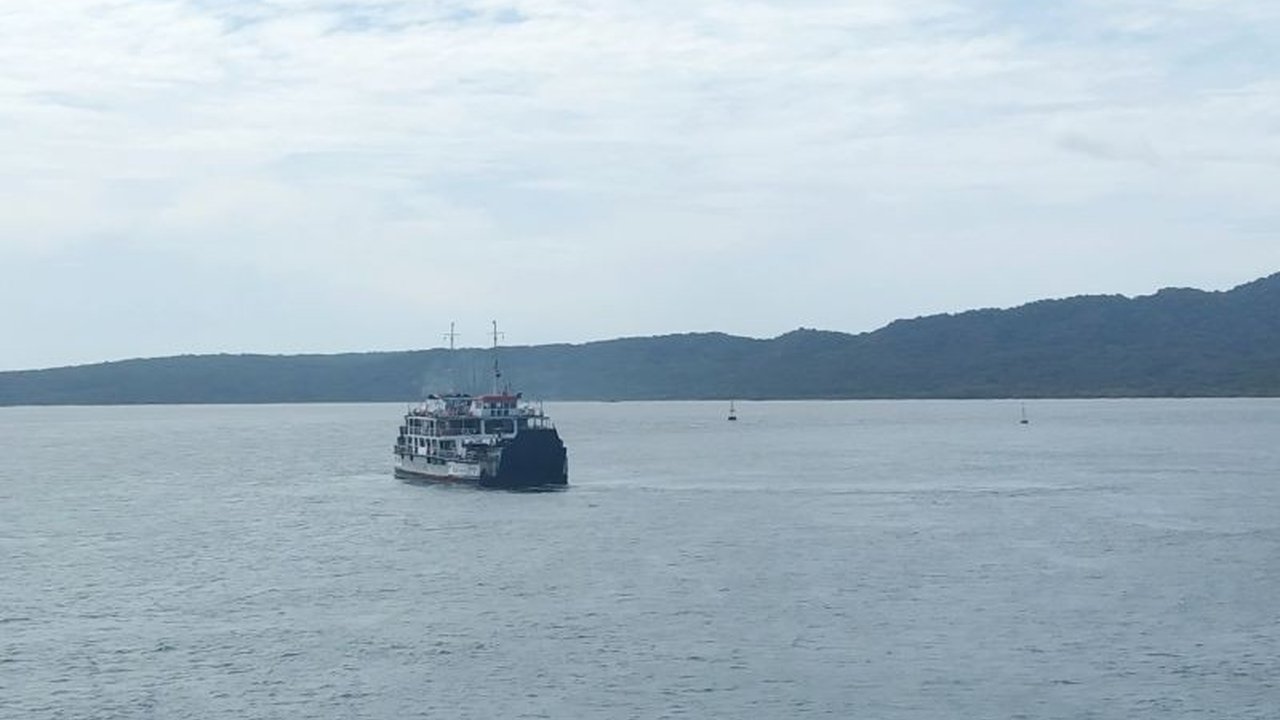 BBMKG Wilayah III Denpasar mengeluarkan peringatan dini potensi angin kencang Bali hingga 30 knot dan gelombang tinggi di perairan sekitar Pulau Dewata pada 22-25 Februari 2026, mengimbau masyarakat dan pelaku pelayaran untuk selalu waspada.