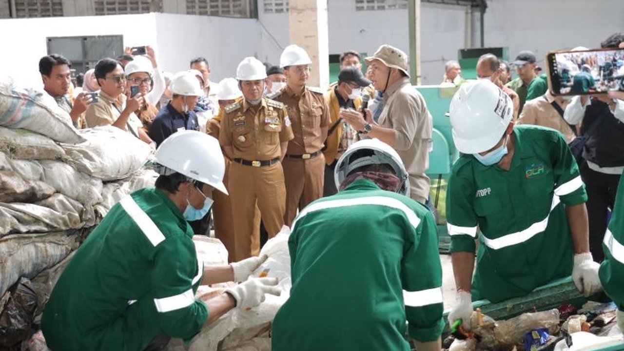Peringatan HPSN 2026 menjadi momentum krusial. Menteri Lingkungan Hidup/Kepala BPLH Hanif Faisol Nurofiq menyerukan langkah nyata pengelolaan sampah dari hulu, termasuk kurangi plastik sekali pakai, demi Indonesia ASRI.