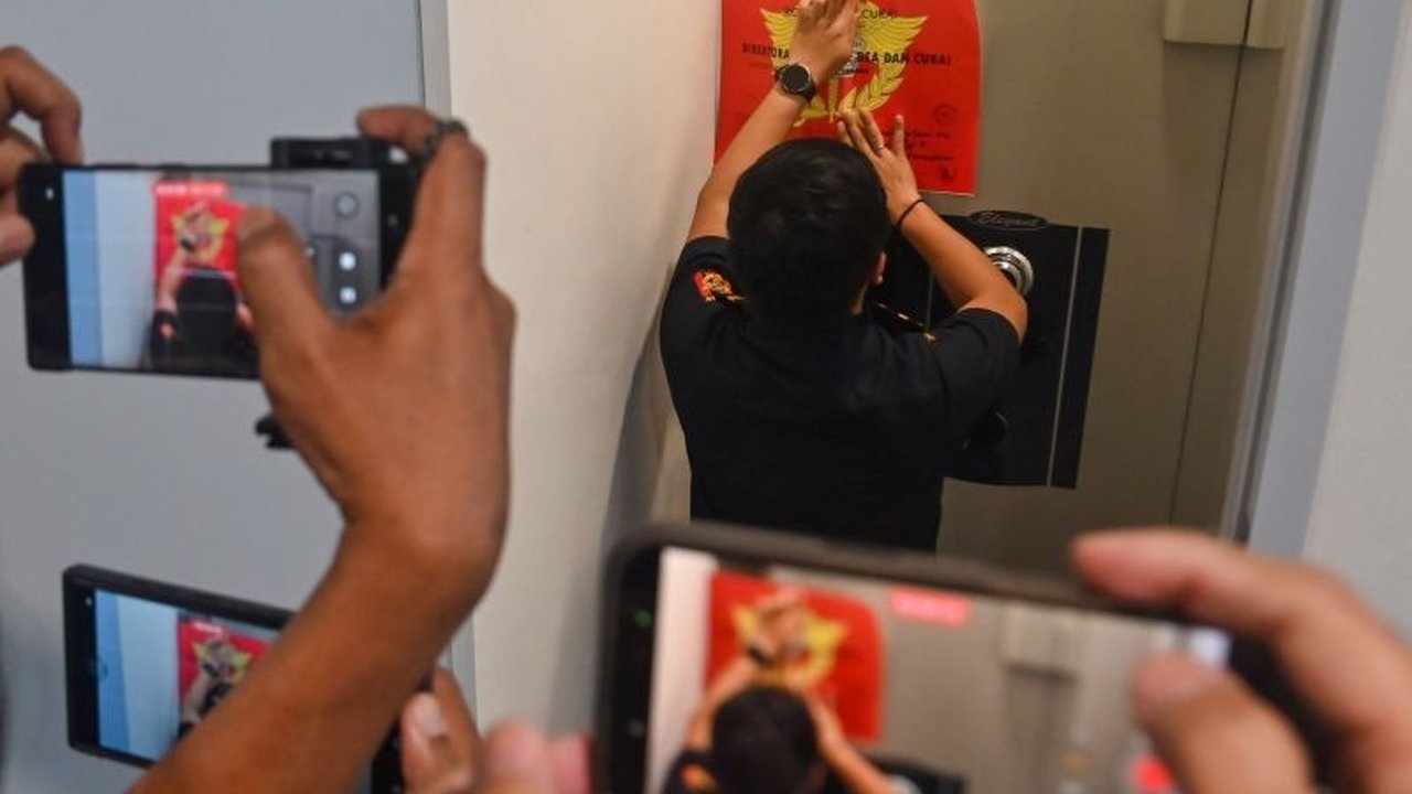 Kementerian Keuangan melalui Bea Cukai Jakarta menyegel toko perhiasan mewah Bening Luxury di Pluit, Jakarta Utara, karena dugaan belum memenuhi prosedur bea masuk dan perpajakan. Penindakan ini merupakan bagian dari upaya pemerintah meningkatkan kepatuha