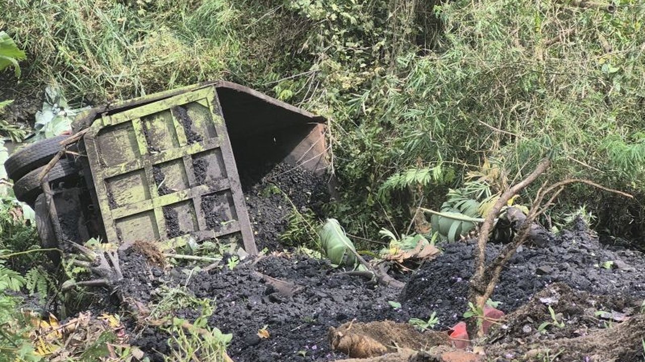 Kepolisian Resor Sumedang mengerahkan alat berat jenis crane untuk evakuasi truk bermuatan batu bara yang masuk jurang sedalam 25 meter di Jalan Bandung Cirebon, Sumedang, setelah alami kendala kopling.