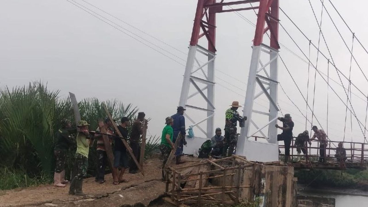 Kodim 0203/Langkat sukses merampungkan perbaikan Jembatan Gantung Langkat sepanjang 110 meter, mempercepat mobilitas serta meningkatkan akses transportasi aman bagi masyarakat Desa Dogang, Kecamatan Gebang.