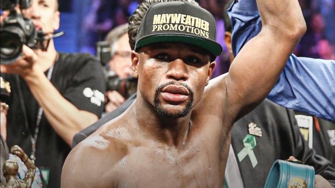 Legenda tinju Floyd Mayweather mengumumkan dirinya kembali bertinju secara profesional setelah sembilan tahun pensiun, bertekad mencetak rekor baru di ring, meski diwarnai isu kesulitan keuangan dan masalah hukum.