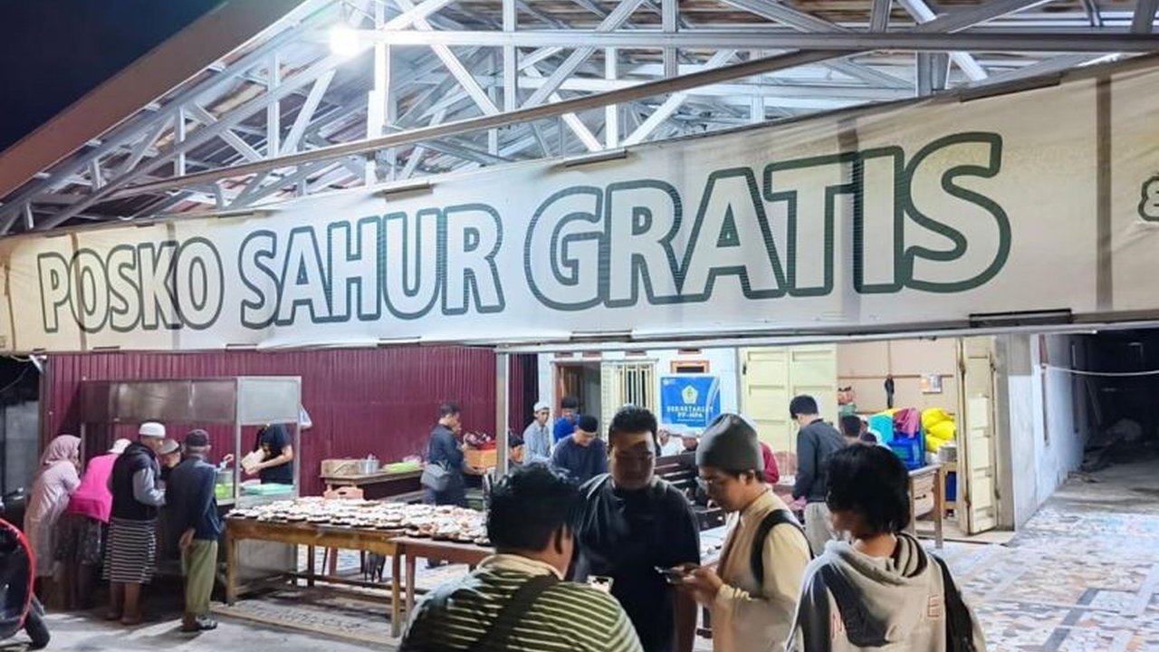 Kodam XXIII/Palaka Wira bersama Komunitas Masyarakat Peduli Berbagi menggelar aksi mulia membagikan sahur gratis di Palu, mempererat silaturahim serta meringankan beban warga selama Ramadhan.