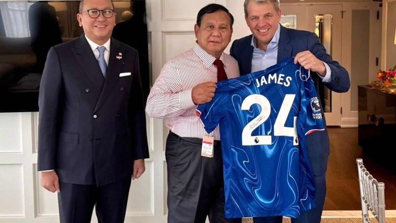 Presiden Prabowo Subianto menerima jersey Chelsea dari Todd Boehly di Washington DC, menandai pertemuan strategis dengan investor global dan potensi besar investasi di Indonesia.