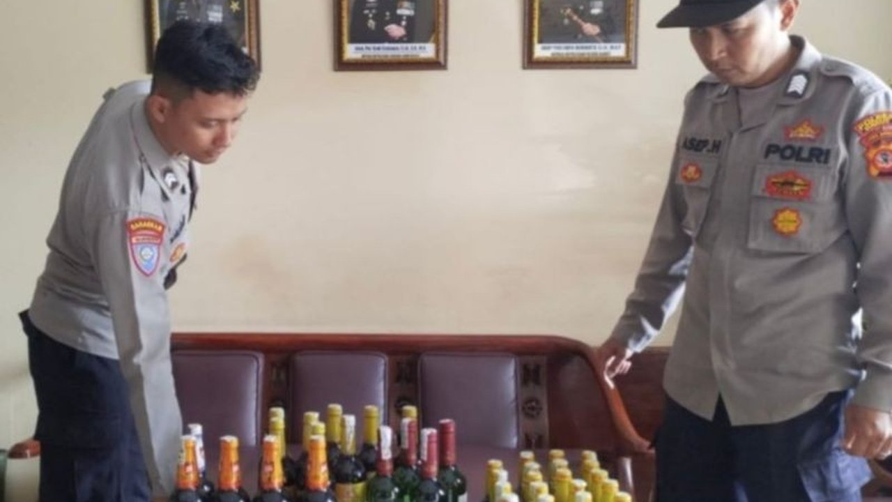 Jelang Bulan Suci Ramadan, Polsek Pasirwangi berhasil melakukan Penggerebekan Miras Garut di sebuah rumah warga, menyita puluhan botol minuman keras berbagai merek untuk diperjualbelikan.