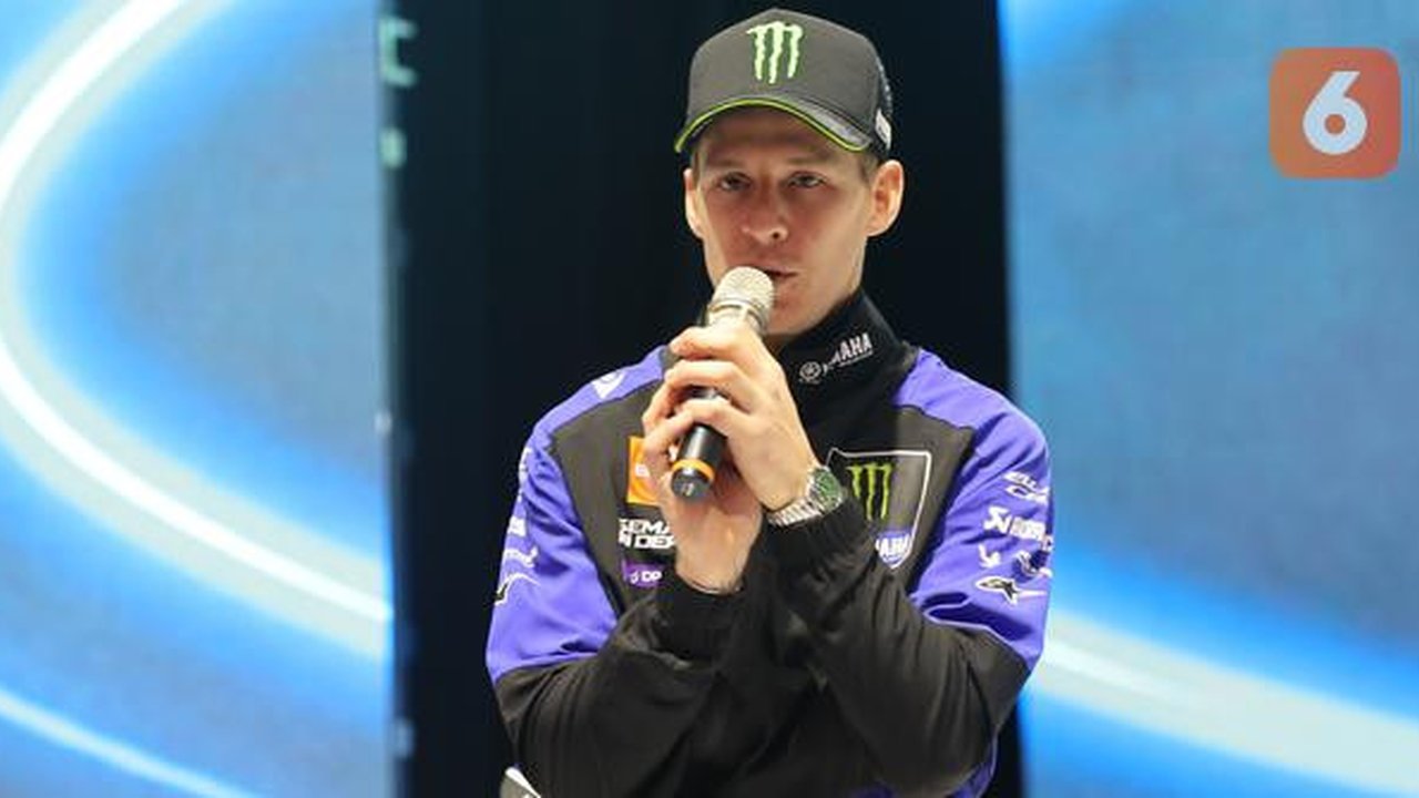 Tim memperkenalkan YZR-M1 versi terbaru yang telah didesain ulang total yang akan menjadi senjata utama bagi dua pembalap andalan mereka, Fabio Quartararo dan Alex Rins. (Bola.com/M Iqbal Ich