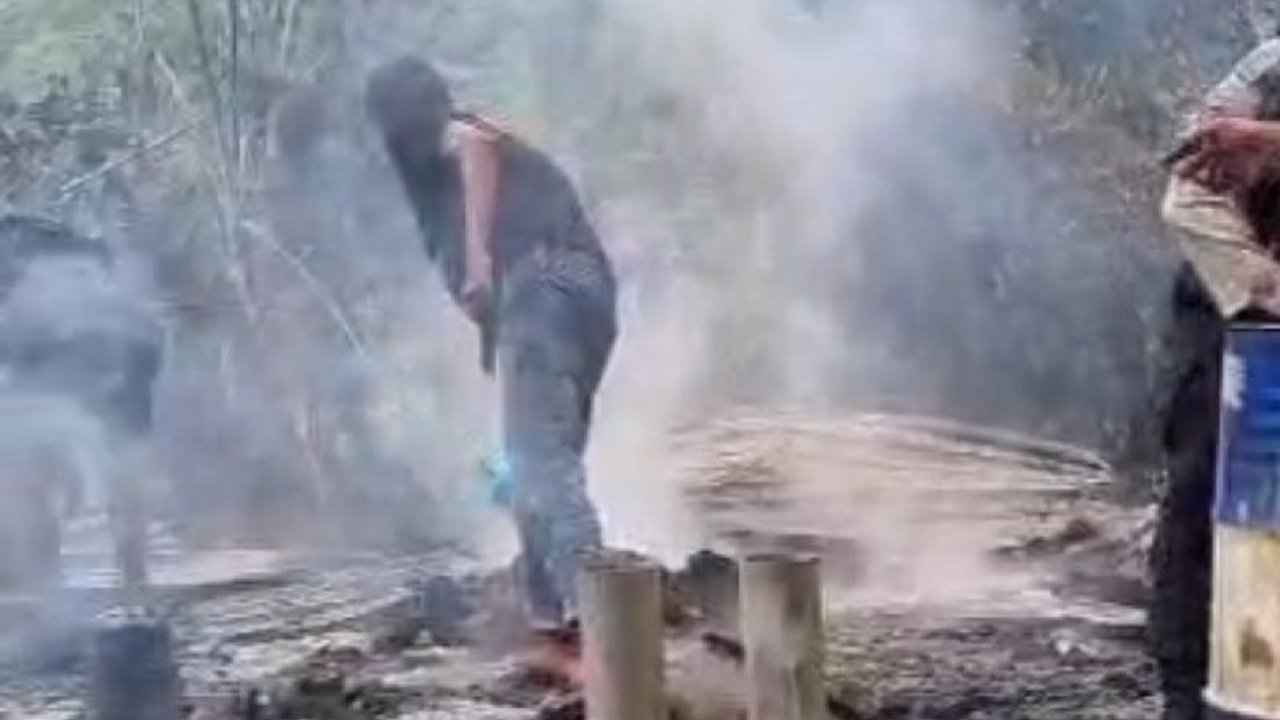 Kelompok Kriminal Bersenjata (KKB) pimpinan Aibon Kogoya melancarkan aksi brutal di Nabire, Papua Tengah, menyerang pos PT Kristalin dan menyebabkan dua korban tewas dibakar, memicu evakuasi warga. Insiden Penyerangan KKB Nabire ini menjadi sorotan utama.