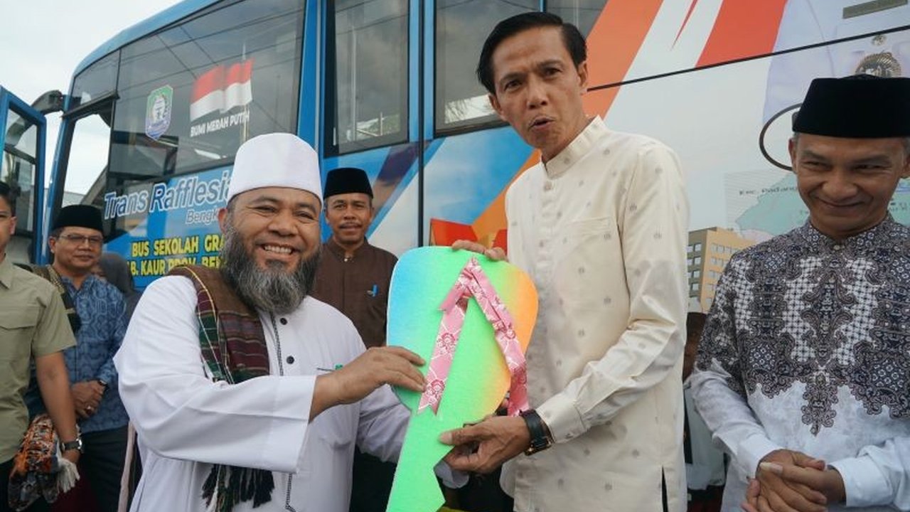 Pemerintah Provinsi Bengkulu memberikan Bantuan Bus Sekolah gratis kepada Kabupaten Kaur, sebuah langkah strategis untuk meningkatkan aksesibilitas dan keselamatan pelajar di Bumi Merah Putih.