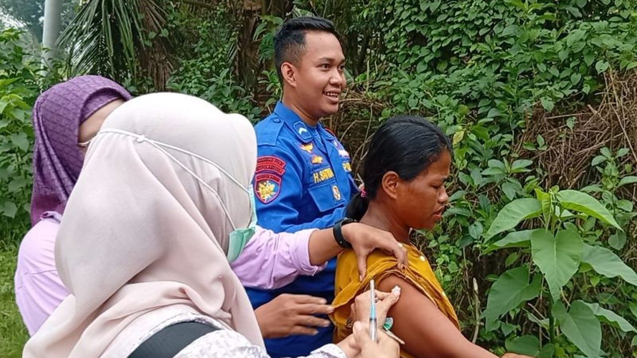 Tim gabungan Polairud Polres Karawang dan tenaga kesehatan berhasil mengevakuasi seorang warga dengan gangguan jiwa (ODGJ) dari kepungan banjir di Karawang, memastikan keselamatan jiwa sebagai prioritas utama.