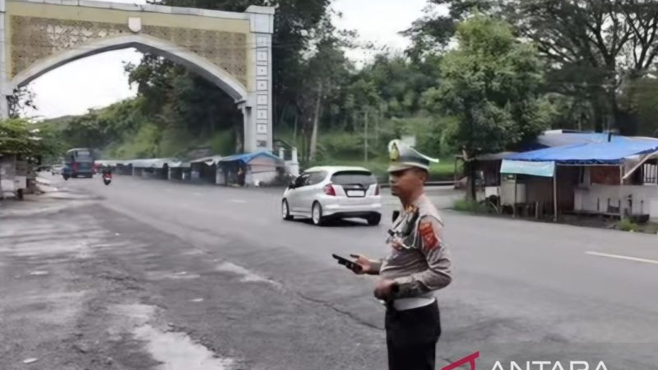 Polres Cianjur telah merekomendasikan jalur alternatif Jonggol-Cianjur layak untuk Jalur Mudik Cianjur Lebaran 2026, meski ada beberapa titik jalan rusak yang perlu diwaspadai.