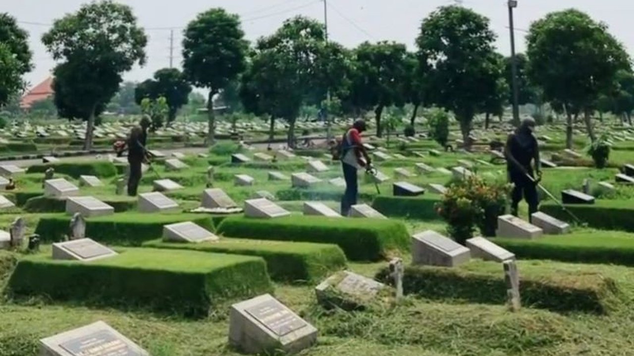 Dinas Lingkungan Hidup (DLH) Surabaya menegaskan kebijakan Parkir Gratis Makam Surabaya di sebagian besar TPU. Warga diimbau waspada terhadap dugaan pungutan liar (pungli) dan segera melapor.