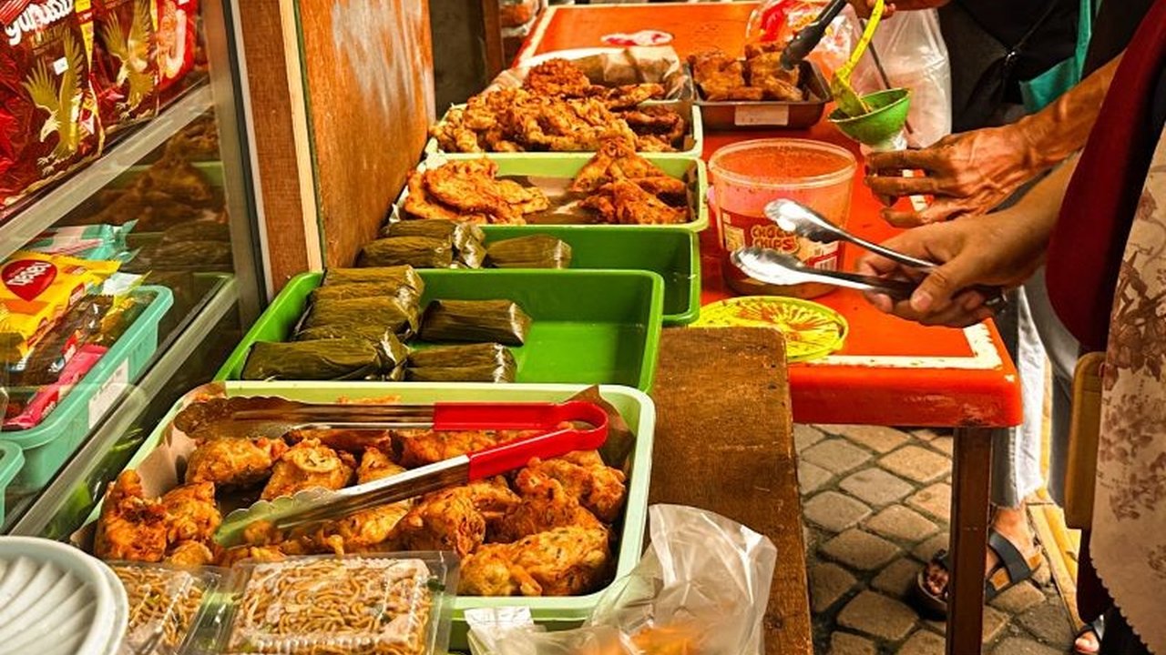 Kebiasaan mengonsumsi gorengan berlebihan saat berbuka puasa ternyata memiliki dampak negatif serius bagi organ tubuh. Pahami risiko kesehatan dan cara bijak mengelola asupan gorengan.