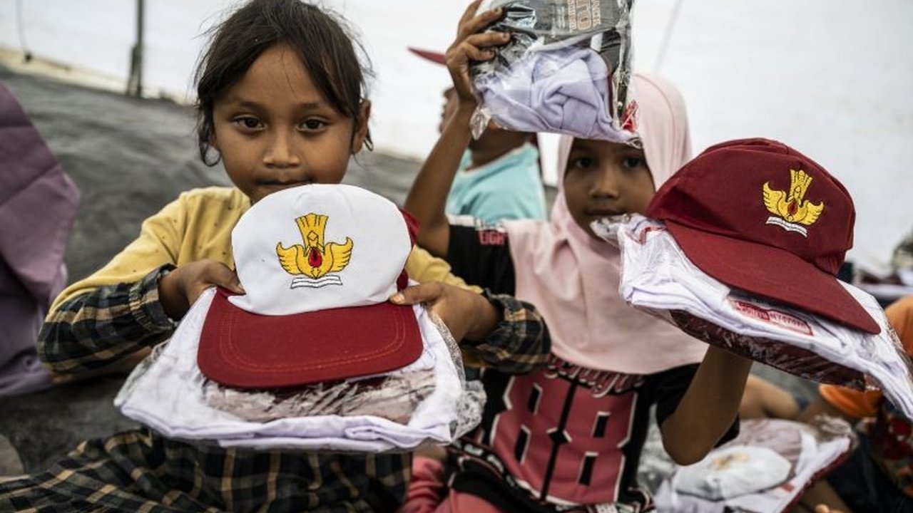 Atjeh Connection Foundation menyalurkan bantuan seragam banjir Aceh Timur kepada puluhan siswa SDN Ranto Panyang Rubek yang terdampak banjir bandang, menembus akses jalan terisolir demi pendidikan.