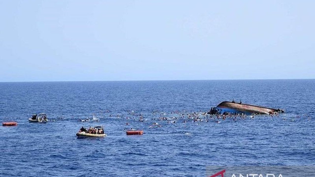 Tragedi Kapal Migran Kreta kembali menyoroti bahaya perjalanan laut yang kerap dilalui para pencari suaka. Lima migran tewas dan sekitar 25 lainnya hilang setelah perahu kayu terbalik di lepas pantai Pulau Kreta, Yunani, memicu operasi pencarian besar-bes