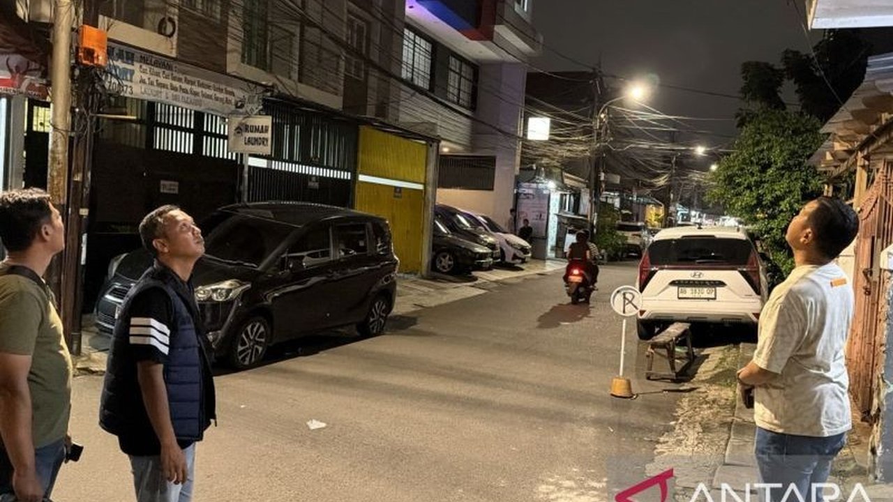 Aksi komplotan pencurian motor bersenpi di Jakbar kembali meresahkan warga. Terekam CCTV, pelaku mengancam dengan senjata api saat membobol kunci motor. Polisi sedang selidiki kasus ini.