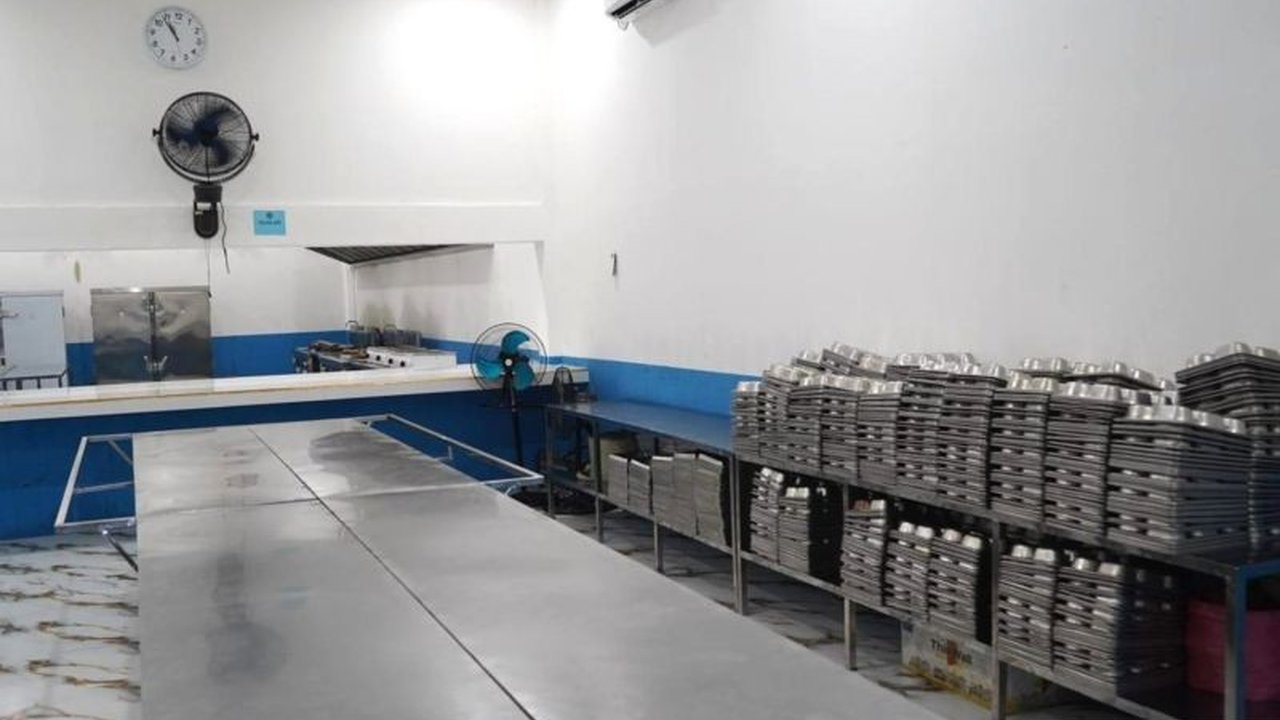 Badan Gizi Nasional (BGN) memberikan klarifikasi terkait pembayaran insentif mitra Satuan Pelayanan Pemenuhan Gizi (SPPG) pada hari libur, menegaskan prinsip kesiapsiagaan fasilitas untuk program Makan Bergizi Gratis.