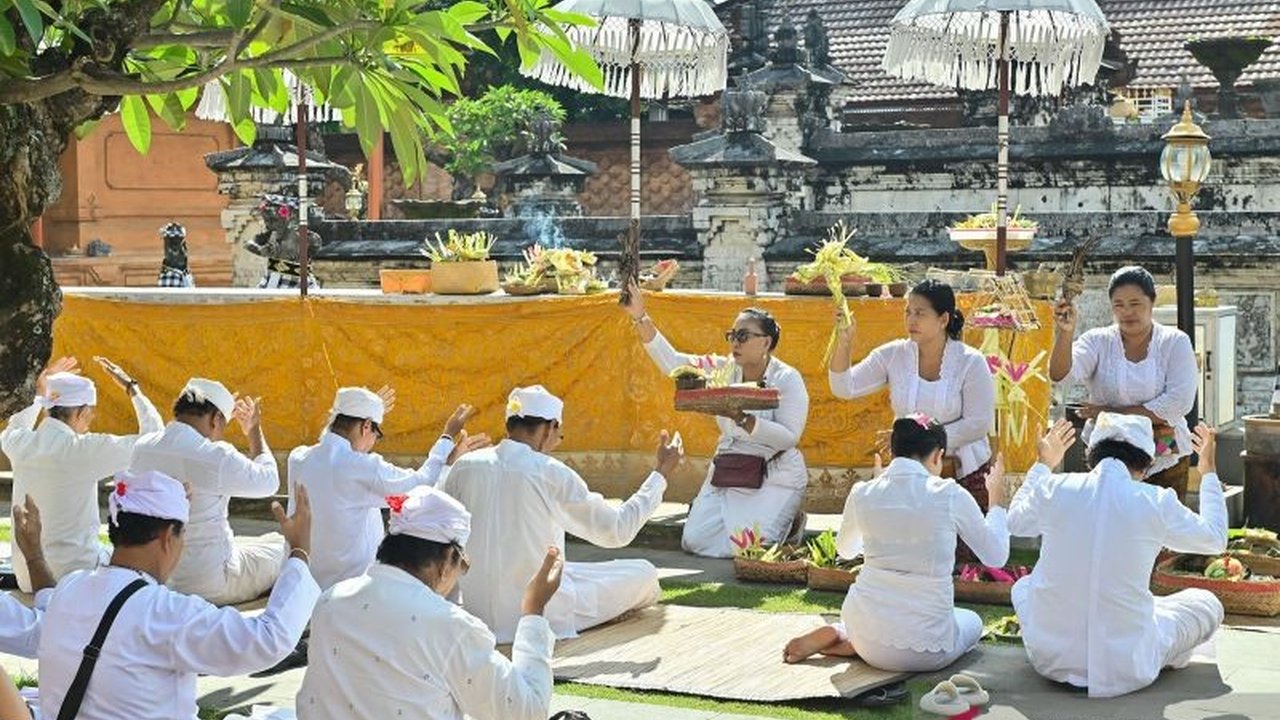 Parisada Hindu Dharma Indonesia (PHDI) Bali mengimbau umat Hindu dan Muslim mengedepankan konsep Pawongan Tri Hita Karana untuk menjaga Harmoni Nyepi Idul Fitri yang berdekatan pada tahun 2026, mengajak refleksi spiritual bersama.