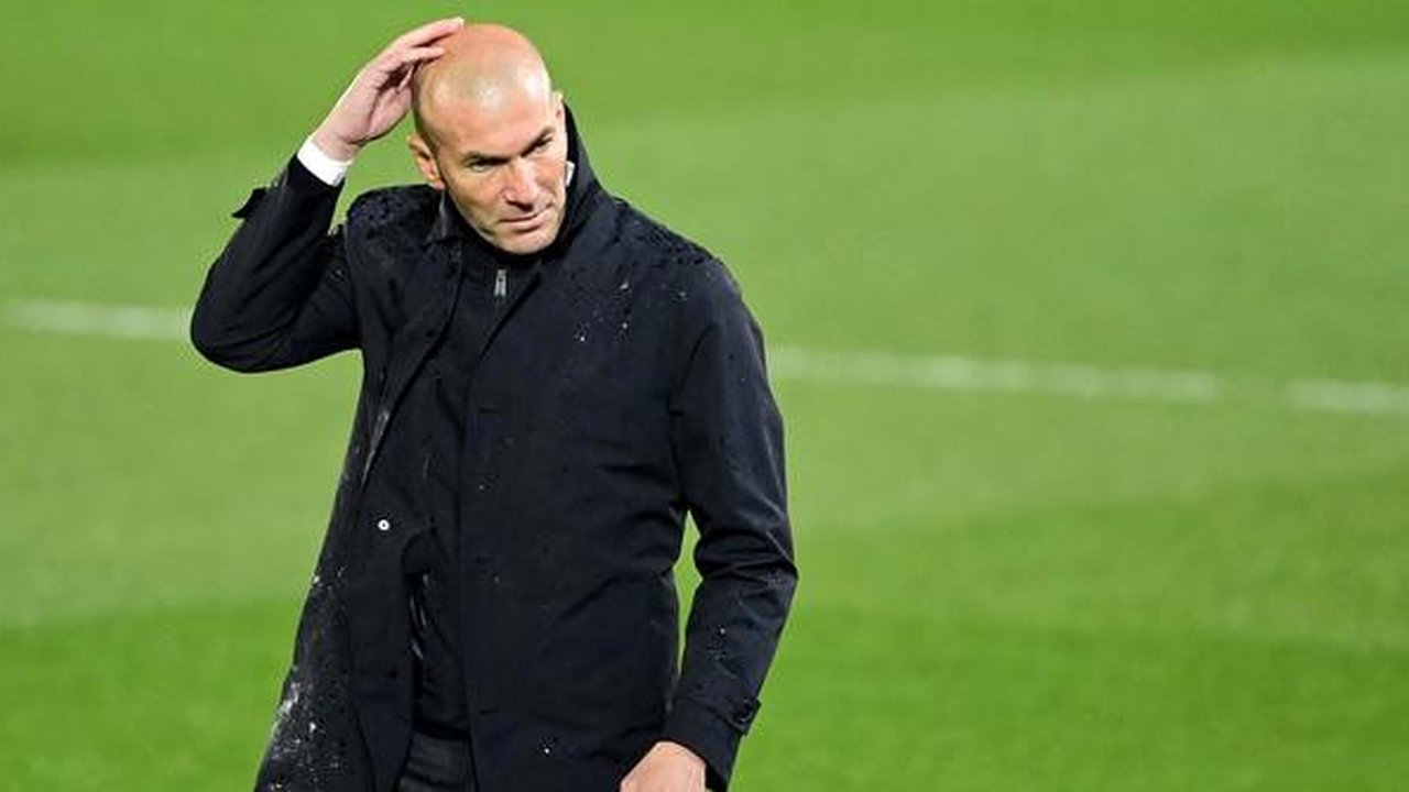 Zinedine Zidane - Legenda timnas Prancis ini santer dikaitkan dengan kursi pelatih MU. Juru taktik yang bersinar bersama Real Madrid itu menyatakan tak akan mengambil kesempatan menjadi pelat