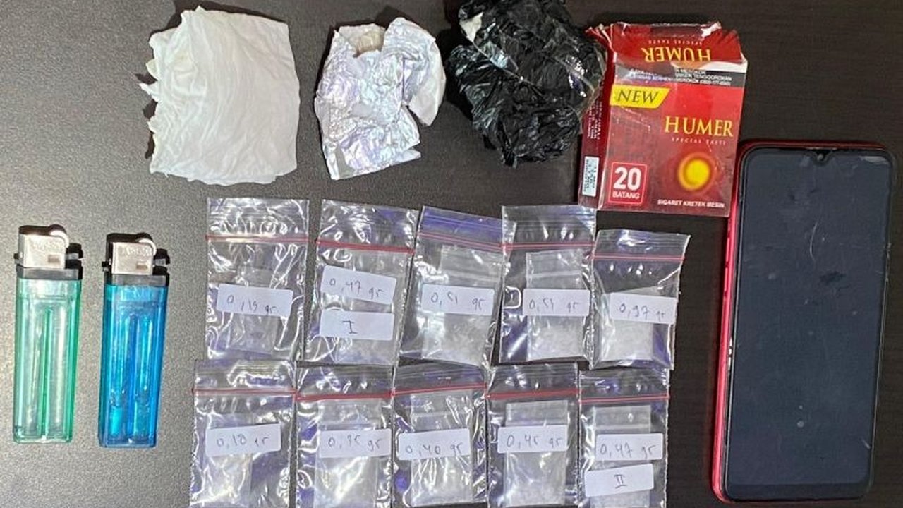 Tim Opsnal Satreskoba Polres Situbondo berhasil mengungkap jaringan pengedar sabu di wilayahnya, mengamankan dua tersangka dengan barang bukti lebih dari 27 gram sabu.
