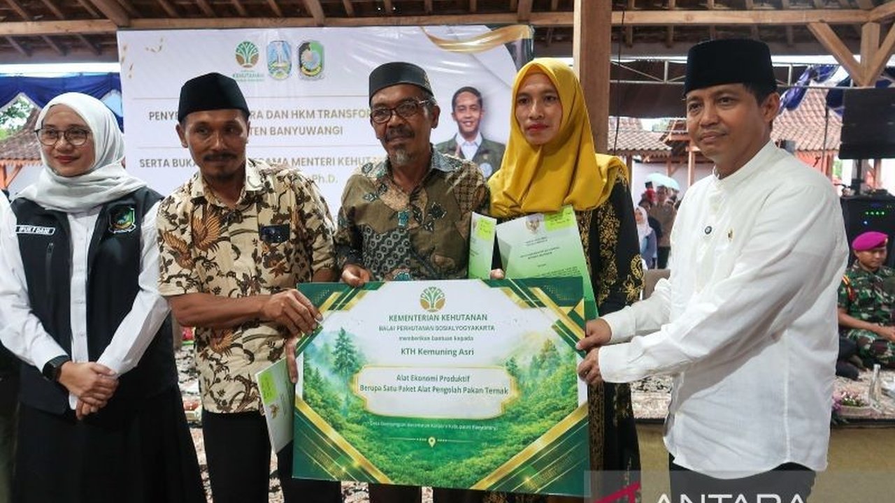 Pemerintah melalui Kementerian Kehutanan serahkan SK TORA Banyuwangi seluas 160,735 hektare kepada masyarakat, wujudkan kepastian hukum dan kemandirian ekonomi. Simak detailnya!