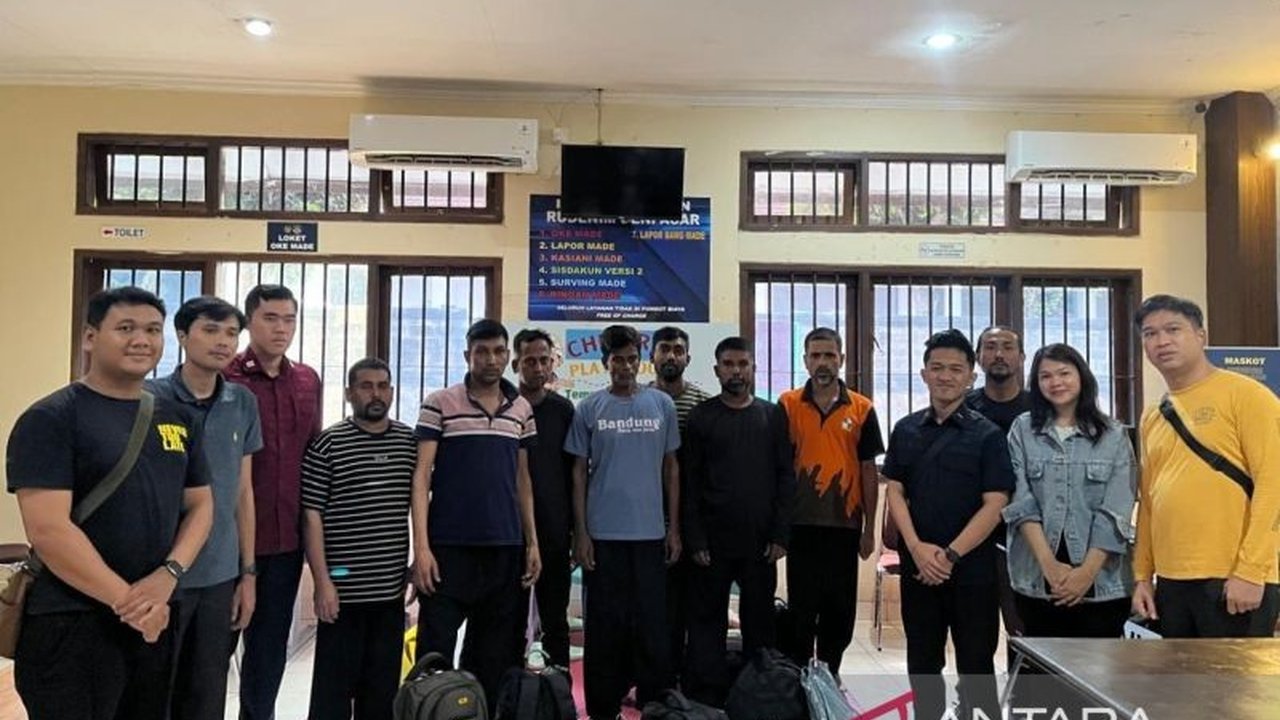 Kantor Imigrasi Denpasar mengambil tindakan tegas dengan memindahkan tujuh WNA Bangladesh yang tidak memiliki dokumen sah ke Rudenim. Simak bagaimana Imigrasi Denpasar menindak tegas WNA Bangladesh ilegal ini sebagai bagian dari penegakan hukum keimigrasi