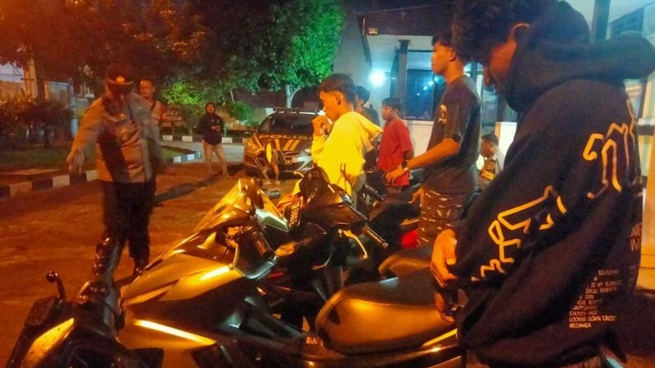 Aparat Polsek Mataram menertibkan aksi judi panco remaja di wilayah Pagutan saat Ramadhan, mengamankan 14 remaja dan kendaraan, sebagai respons atas keresahan masyarakat.