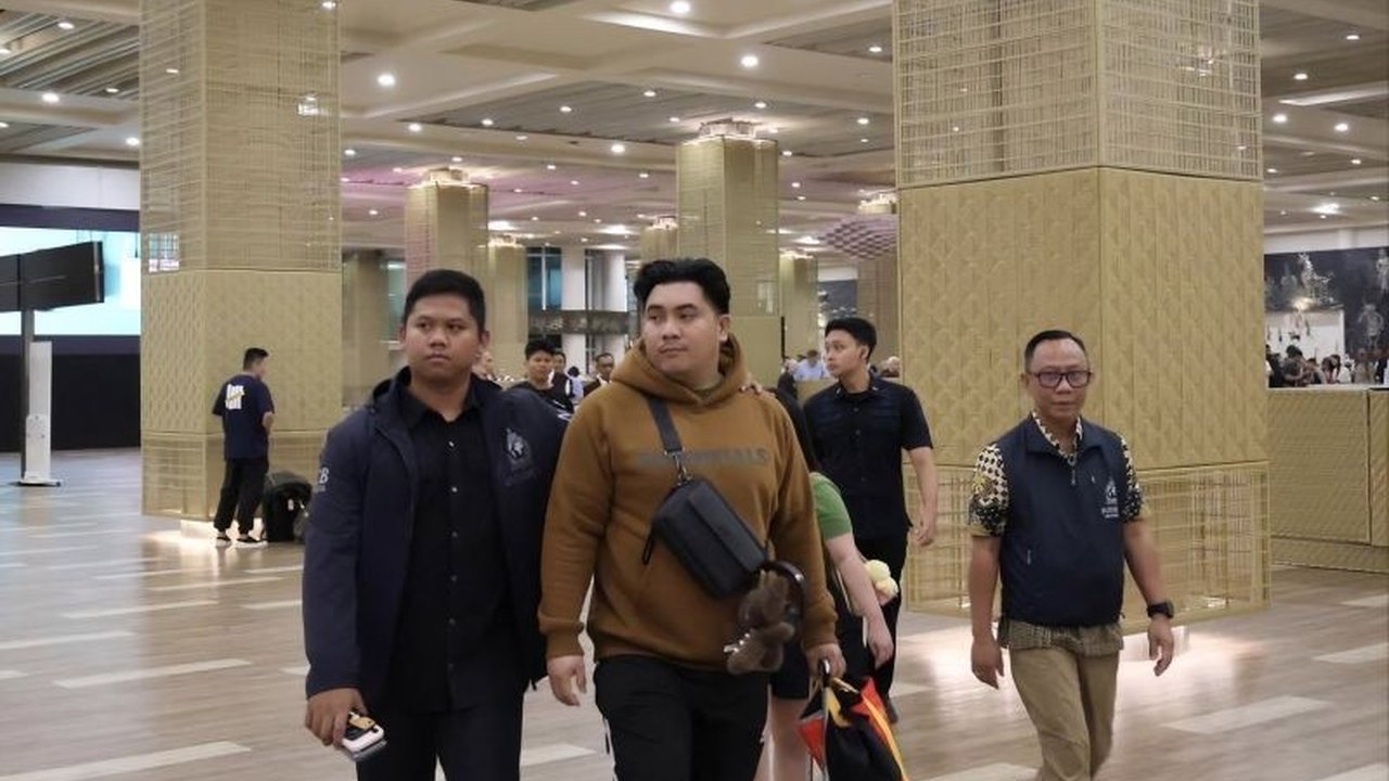 Polri berhasil tangkap Rifaldo Aquiono Pontoh, buronan kasus TPPO dan penipuan daring jaringan Kamboja, di Bandara Ngurah Rai Bali. Simak modus kejahatan dan kronologi penangkapannya yang mengejutkan pembaca.