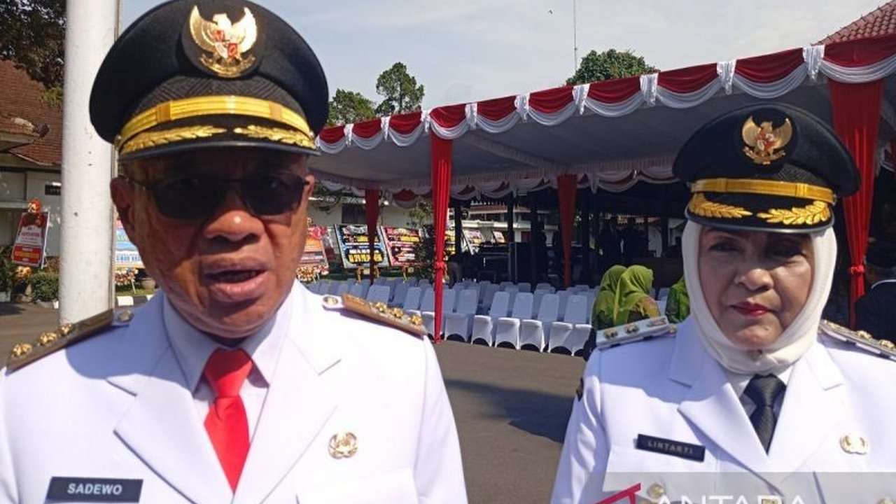 Bupati Banyumas Sadewo Tri Lastiono mengimbau warga untuk memprioritaskan keselamatan mudik Lebaran, khususnya menghindari sepeda motor, serta mengajak mempertimbangkan peluang kerja di daerah untuk menekan urbanisasi pasca-Lebaran.