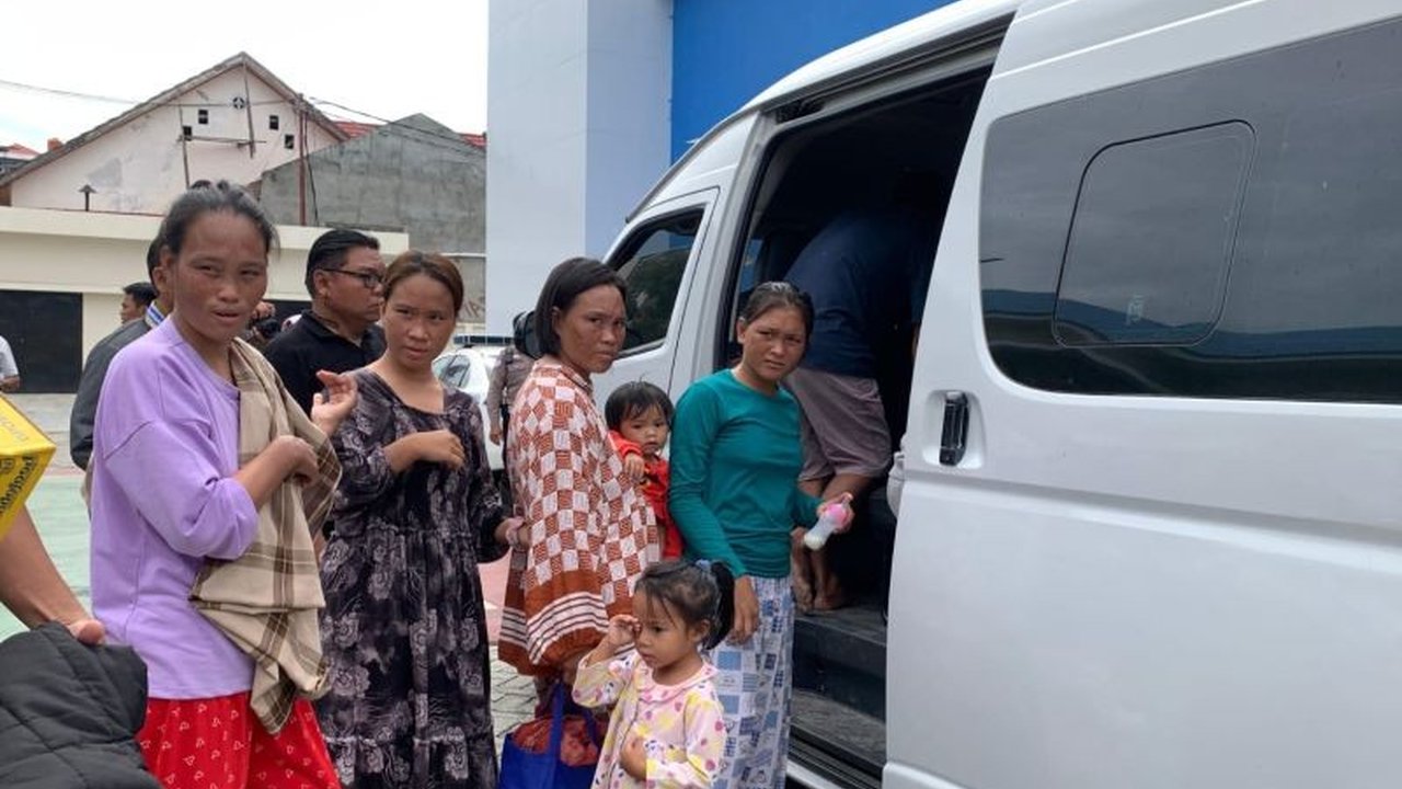 Kantor Imigrasi Palu memindahkan 15 WNA Filipina terdampar di perairan Buol ke Rudenim Manado untuk verifikasi dokumen dan pemulangan, memicu pertanyaan tentang status kewarganegaraan mereka.