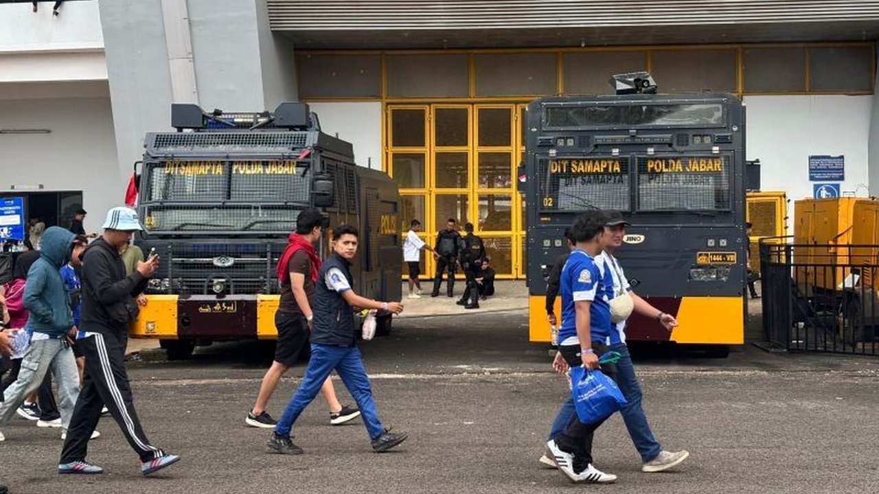 Polrestabes Bandung siagakan 2.285 personel gabungan untuk memastikan pengamanan laga Persib Bandung melawan Persita Tangerang di GBLA berjalan tertib dan kondusif, antisipasi barang terlarang dan penonton tanpa tiket.