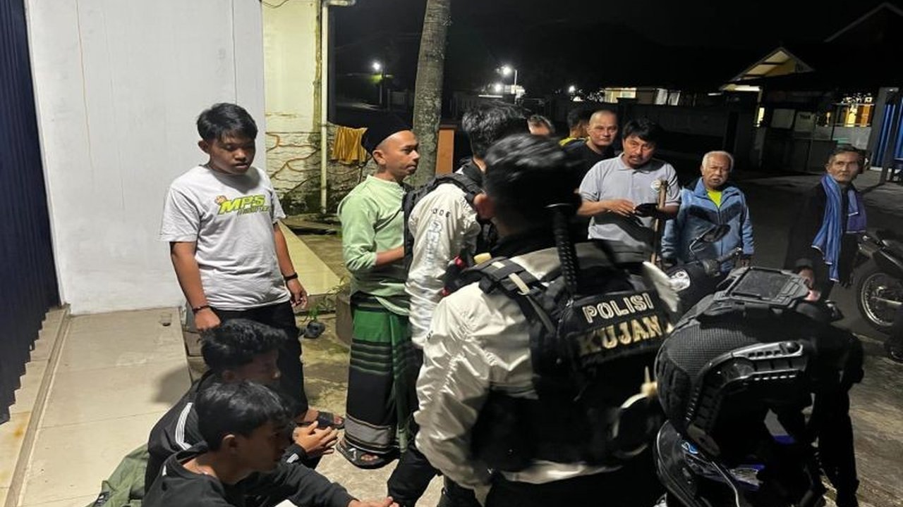 Polres Sumedang berhasil menggagalkan aksi tawuran berkedok perang sarung yang melibatkan belasan pemuda di kawasan Sawah Pojom, Jalan Naluk, Sumedang, Minggu dini hari.