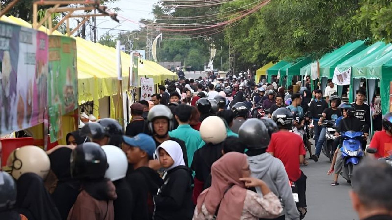 Pasar Juadah Singkawang tidak hanya menjadi pusat kuliner Ramadhan, tetapi juga wadah mempererat silaturahim lintas suku dan agama, menghadirkan suasana kebersamaan yang hangat dan inklusif.