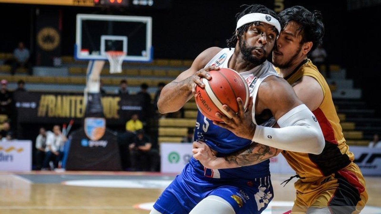 Pertarungan sengit antara Joao Vitor Franca Dos Santos dari Hawks dan Ater James Majok dari Rajawali diprediksi menjadi penentu hasil laga krusial IBL 2026. Siapa yang akan mendominasi paint area?