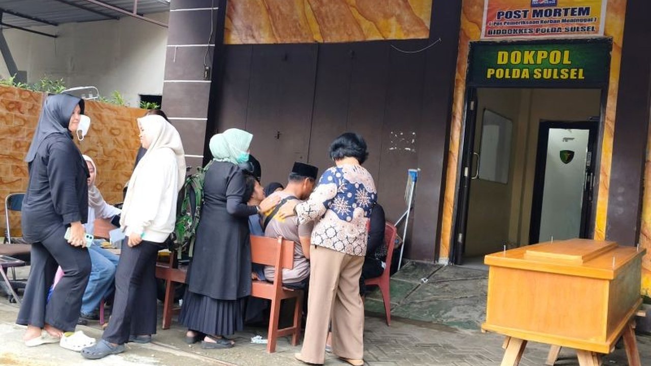 Seorang anggota Polri muda berpangkat Bripda inisial DP tewas di Asrama Polisi (Aspol) Polda Sulsel, Makassar, diduga akibat penganiayaan seniornya. Keluarga menemukan kejanggalan pada tubuh korban.