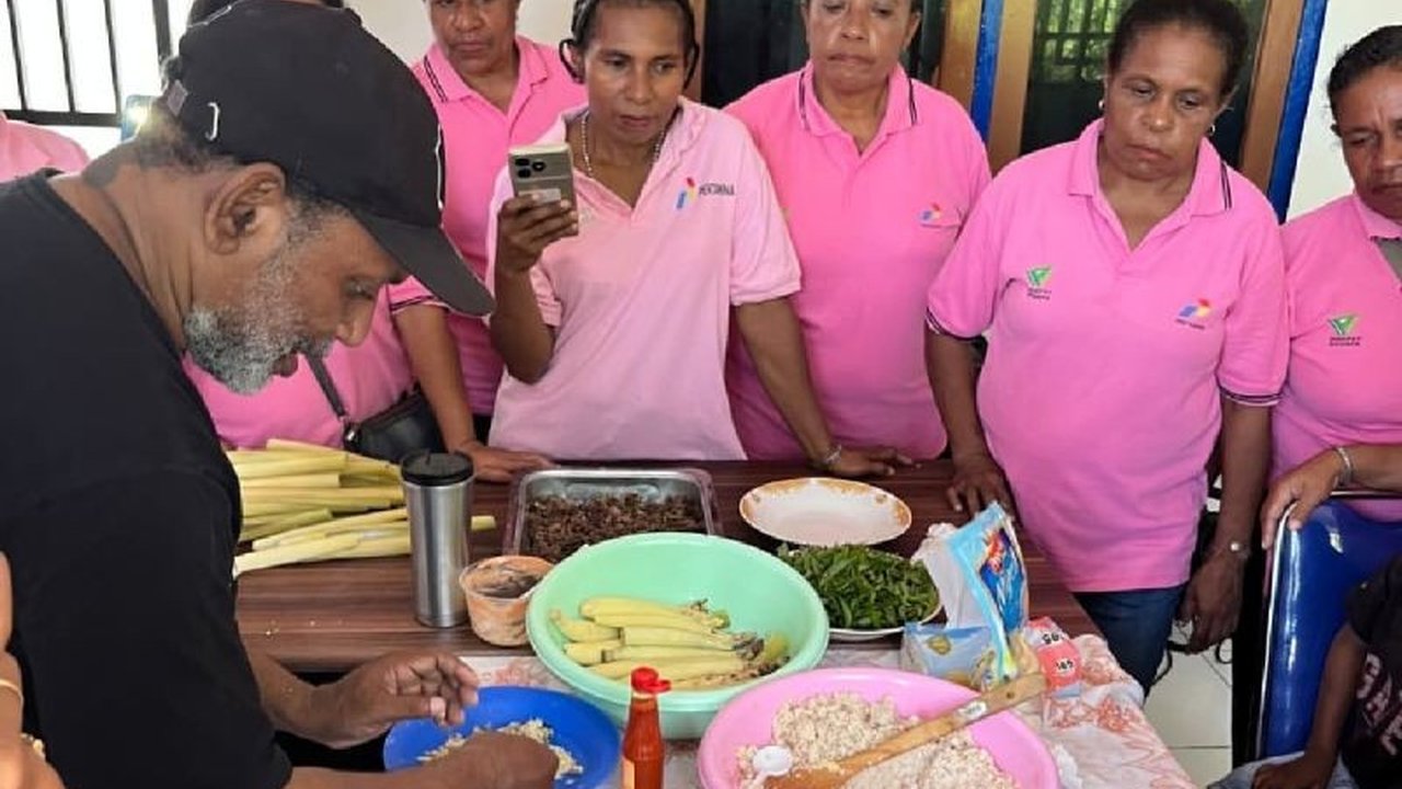Pertamina Patra Niaga Regional Papua Maluku aktif menggelar Edukasi Gizi Pertamina Papua berbasis pangan lokal di Jayapura, berupaya serius mencegah stunting dan meningkatkan kesehatan masyarakat. Simak inovasi menu sehatnya!